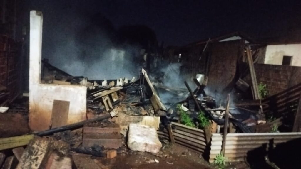 CASA É DESTRUÍDA APÓS PEGAR FOGO EM NOVA SANTA BÁRBARA – PR
