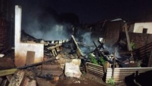 CASA É DESTRUÍDA APÓS PEGAR FOGO EM NOVA SANTA BÁRBARA – PR
